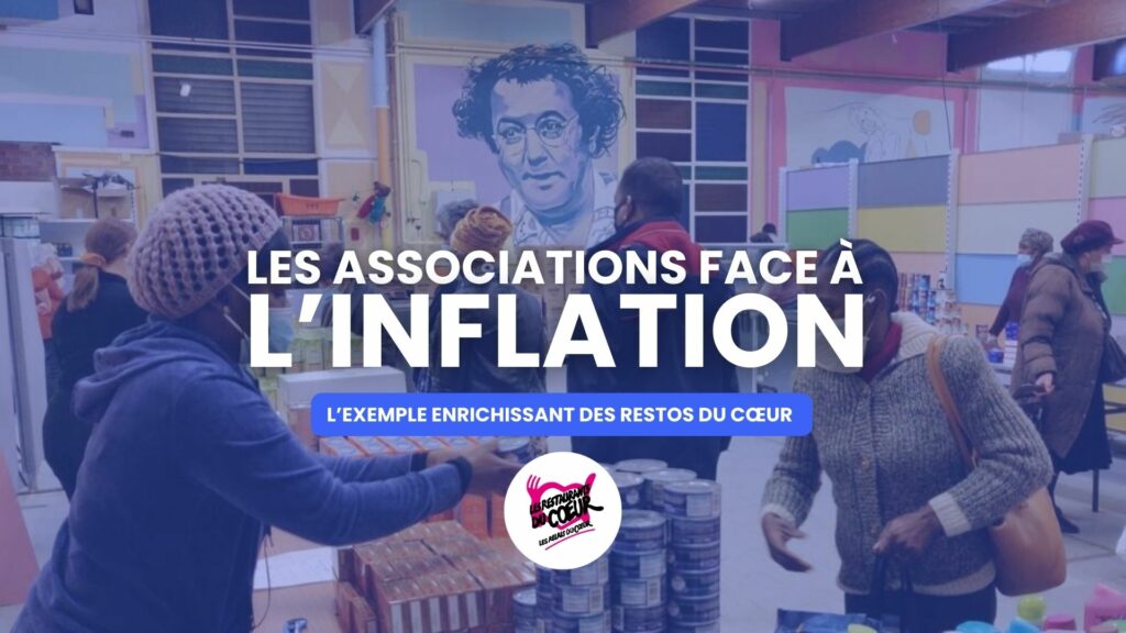 photo d'un local des Restos du cœur comme arrière-plan avec un titre au centre et le logo de l'association